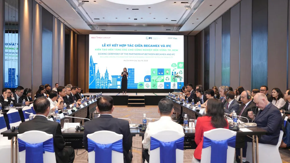 Toàn cảnh lễ ký kết z6810821716920_40fb2a03d407e460a00cb9bb8cb0f589.jpg