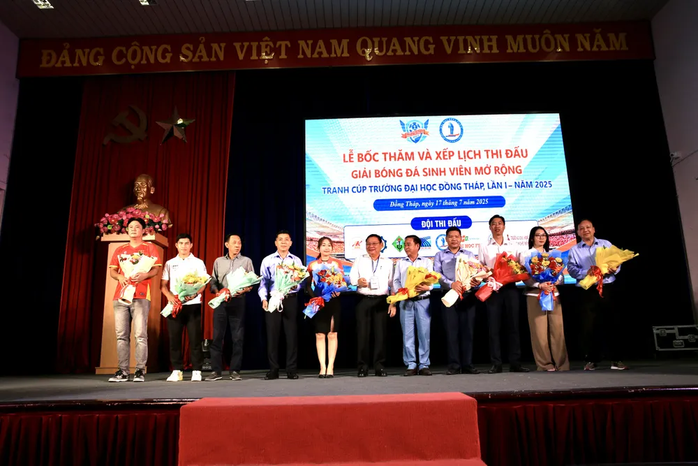 Ban tổ chức trao tặng hoa đến các nhà tài trợ z6813395041445_d7d8130dbc17f35c5903db54a4691f59.jpg