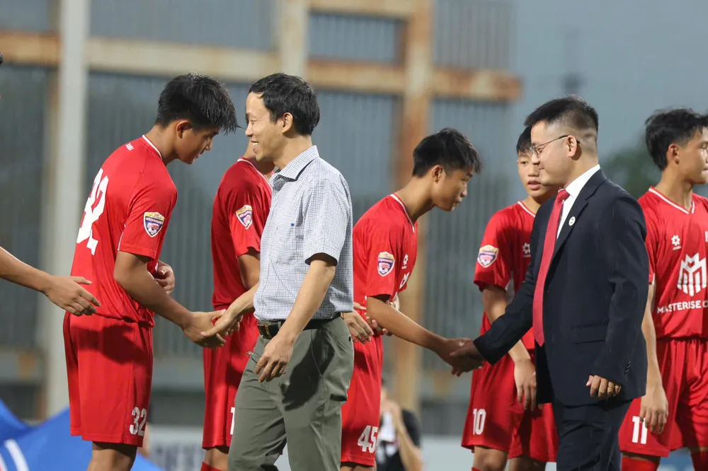 Lãnh đạo VFF và đại diện nhà tài trợ bắt tay chào mừng, động viên các cầu thủ ở lễ khai mạc IMG_9879.jpeg