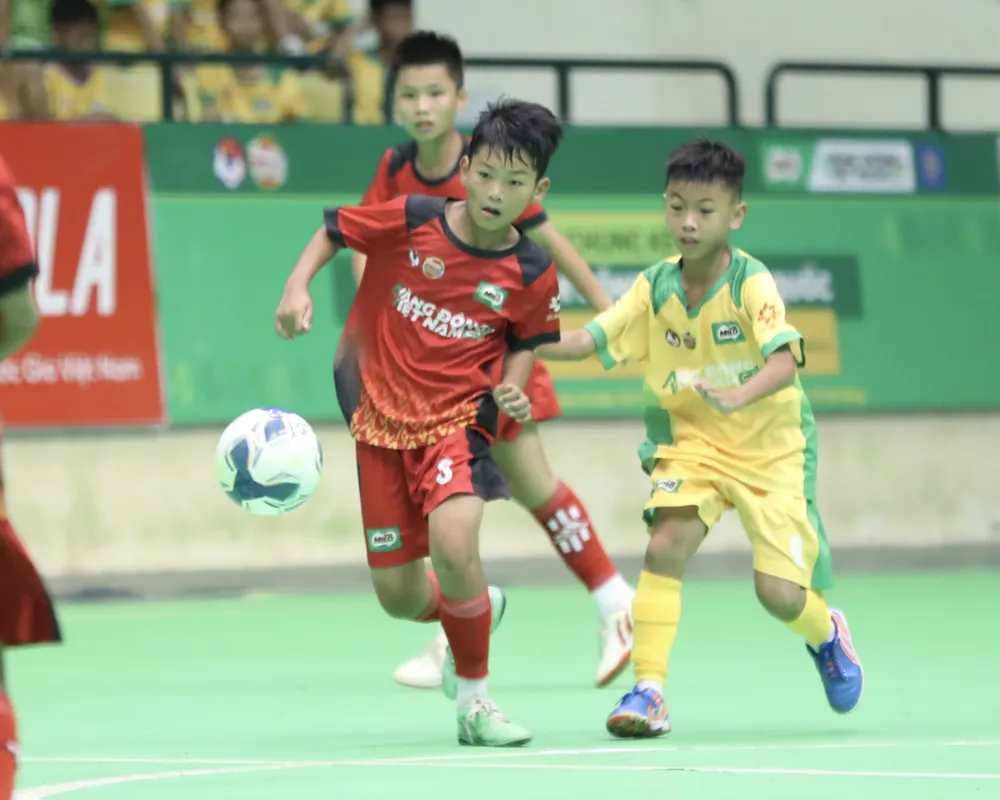 Trận khai mạc giữa U11 Quảng Nam (đỏ) và U11 Lạng Sơn 004.jpg