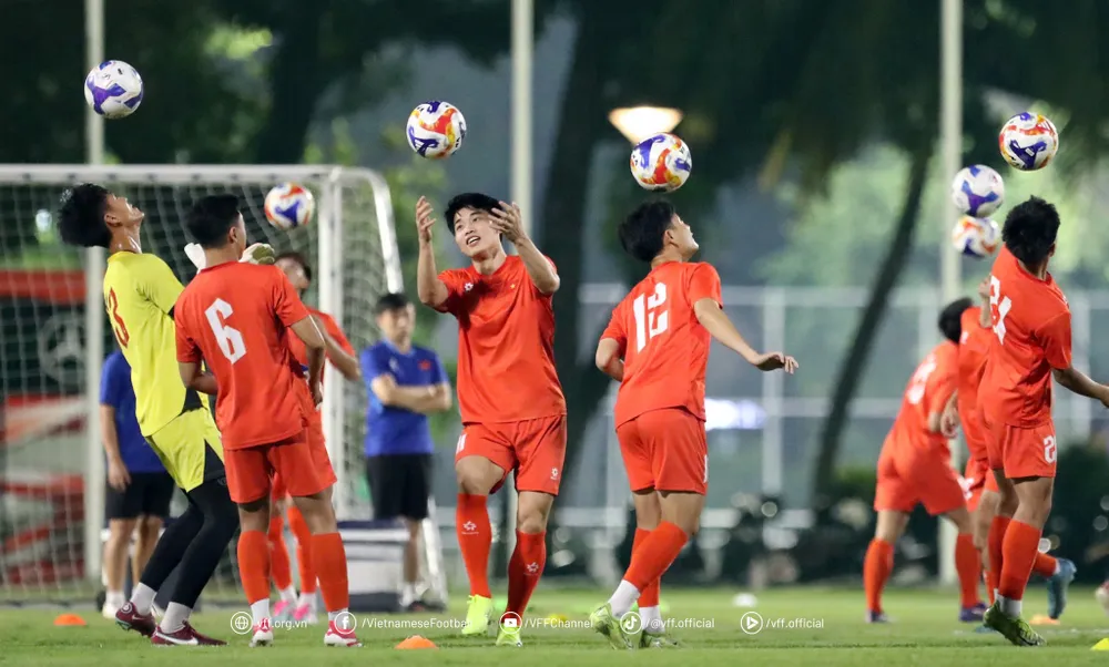 Các cầu thủ U23 Việt Nam tập nhẹ trên sân phụ của Gelora Bung Karno.