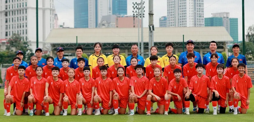 Thầy trò đội U16 nữ Việt Nam chụp ảnh lưu niệm ở buổi đầu tập trung chuẩn bị cho giải U16 nữ Đông Nam Á 2025. IMG_9545.jpg