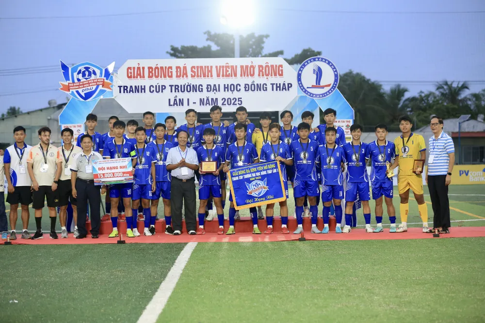 Đội chủ nhà Đại học Đồng Tháp nhận giải Á quân z6846585942709_4a51cab50947665c9c4fe960a902c7fb.jpg