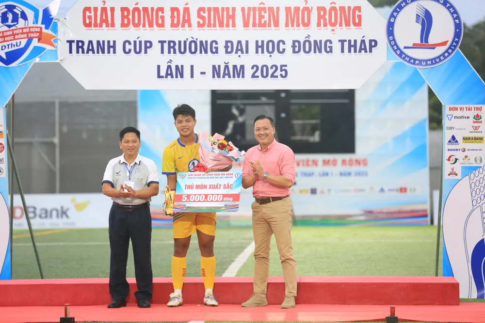 Ban tổ chức trao giải Thủ môn xuất sắc cho Ngô Nhật Hào (trường ĐH Đồng Tháp) z6846591923248_02f53b755228f50d5bafd30dcce0d78b.jpg