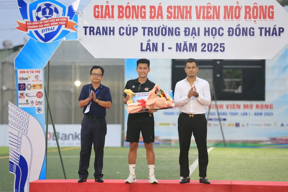 Ban tổ chức giải cho cầu thủ Trần Sang đoạt giải Vua phá lưới z6846592089418_3109cae7875546ff369c63342f2e2f74.jpg