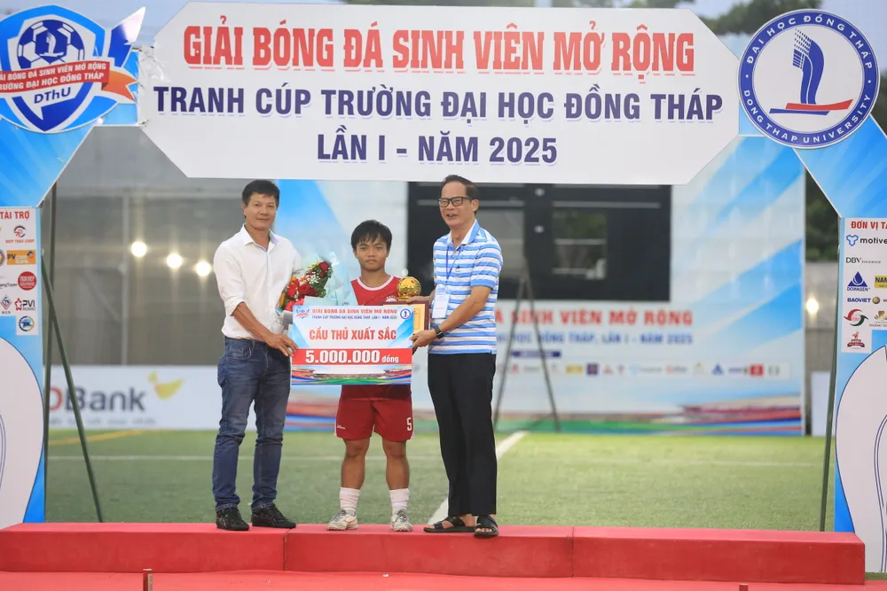 Cầu thủ Lương Tấn Phát nhận giải Cầu thủ xuất sắc z6846592126521_c1d3919ad67636762afe657dacb3d97a.jpg