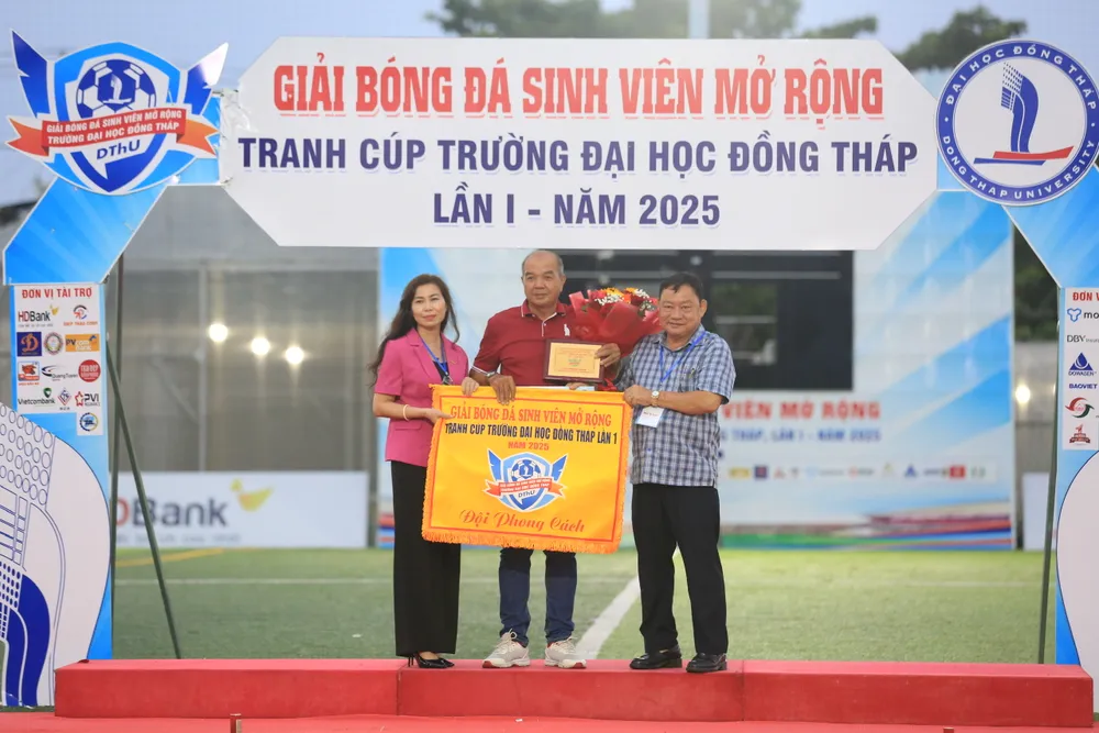 Đại diện trường Đại học Công nghệ Đồng Nai nhận giải phong cách z6846592204821_637216f737dc1521f3a3b87954482a73.jpg