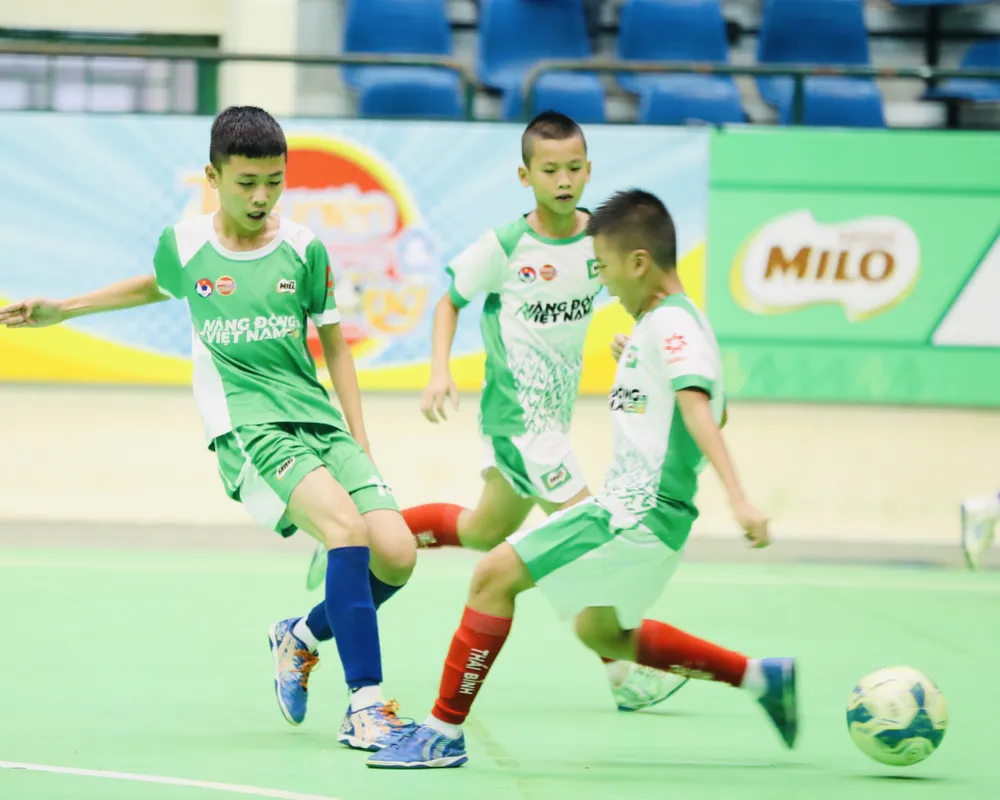 U11 Bắc Ninh (xanh lá) đánh bại U11 Thái Bình 3-1 tại tứ kết 3 003 (2).jpg