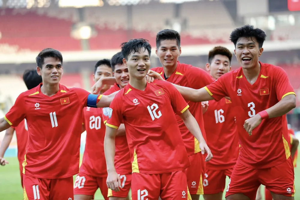 Từ những nỗ lực và đem lại thành công lớn như trên, thầy trò đội tuyển U23 Việt Nam sẽ nhận sự tưởng thưởng xứng đáng sau khi về nước. Trên hết, từ thành công này sẽ là cú hích quan trọng cho bóng đá trẻ Việt Nam trong thời gian tới. 522648223_24936490322607685_8726243926917386142_n.jpg