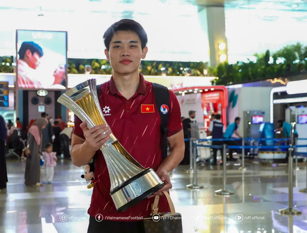 Trong suốt hành trình, các cầu thủ đã thể hiện tinh thần chiến đấu kiên cường, lối chơi tổ chức chặt chẽ và khả năng thích ứng linh hoạt với các tình huống chiến thuật, trong đó tiền đạo Nguyễn Đình Bắc được vinh danh là Cầu thủ xuất sắc nhất giải đấu, đóng góp lớn vào thành công chung của toàn đội. 526424316_1076734104660502_2042374703827198356_n.jpg