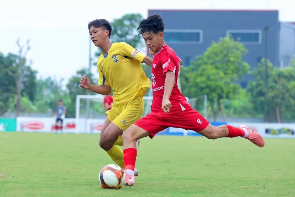 SLNA (áo vàng) dừng bước khi thua PVF ở trận bán kết Unknown-4-e1753884445898.jpg