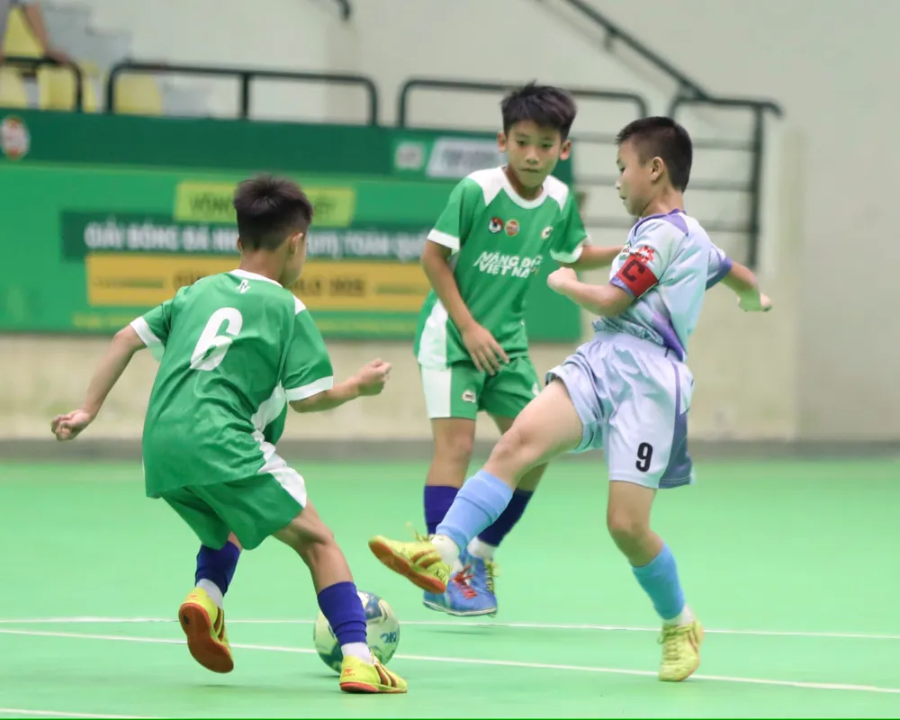 U11 Bắc Ninh (xanh lá) đối đầu U11 Hưng Yên trong trận chung kết z6856563237493_5bf55f51d50a5e56d29fdf199def3d83.jpg