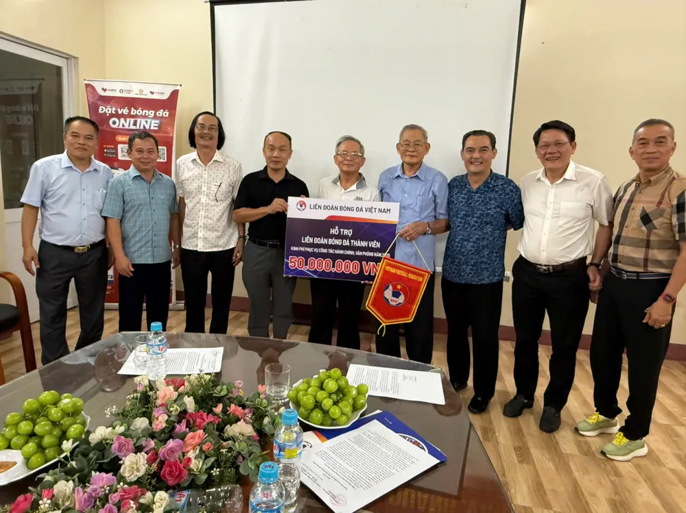 Lãnh đạo LĐBĐ Việt Nam trao kinh phí hỗ trợ dành cho các LĐBĐ thành viên đến lãnh đạo LĐBĐ Bình Định (cũ). z6857442879806_5aff11480373717826abc92e1e52abaf.jpg