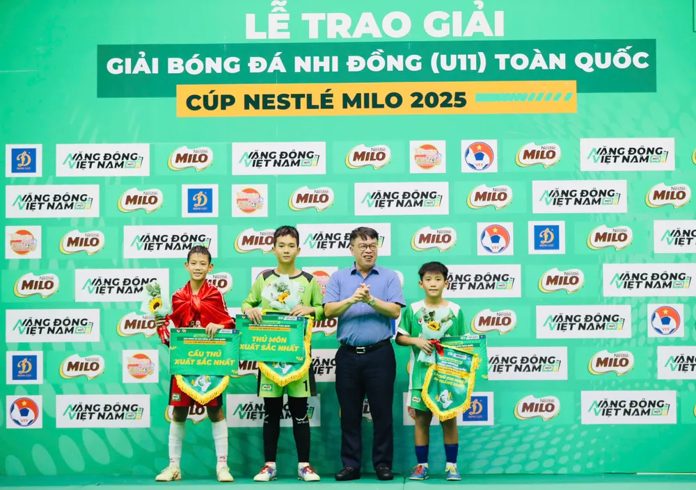 Ban tổ chức trao giải cho các các cầu thủ doạt giải cá nhân z6863540162537_7a3908fcf48716585d254d27b9224e23.jpg
