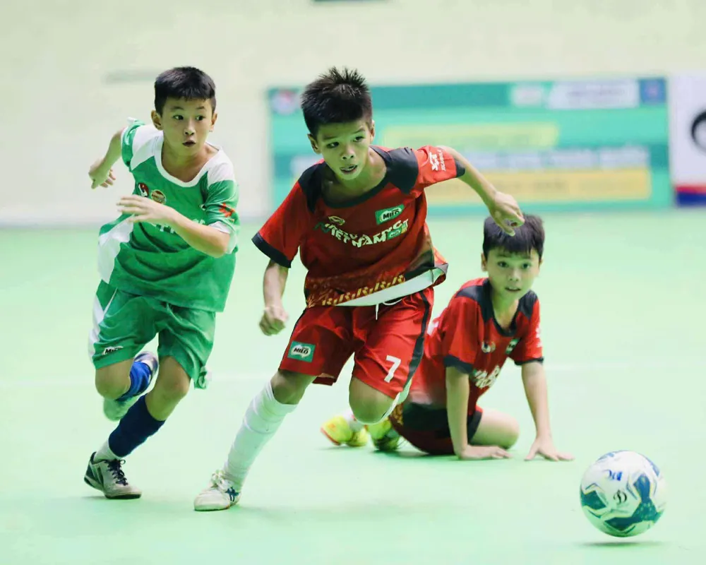 Tiền đạo Quốc Việt (7) của U11 Hưng Yên ghi bàn thắng duy nhất tại giải z6863540268391_ebfc5c6635a26f36320eb7387abfae58.jpg