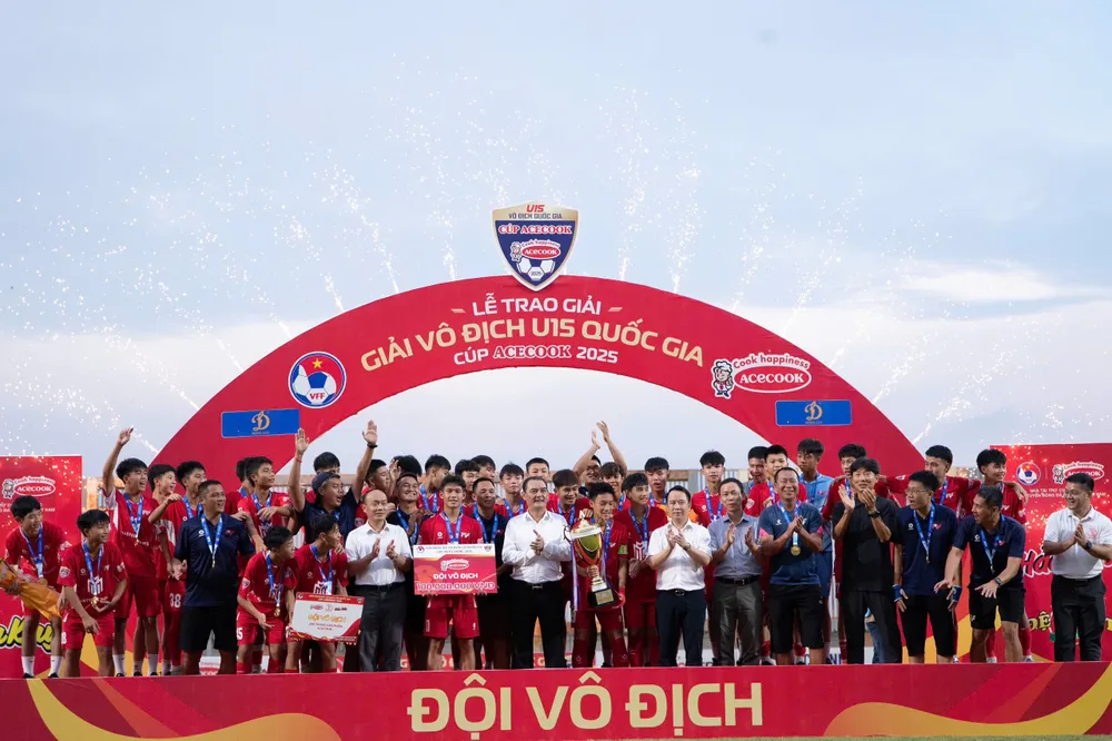 Ban tổ chức trao Cúp vô địch cho U15 PVF z6863891472973_7db60a24ccda4ac0fc0159835fb2ae9b.jpg