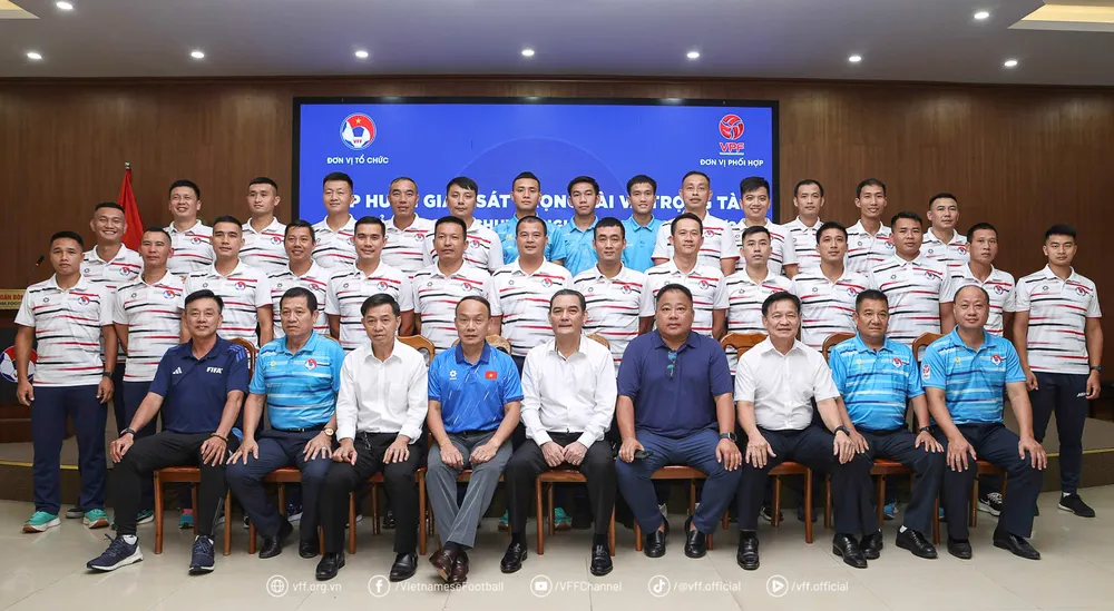 Lãnh đạo VFF, VPF chụp hình lưu niệm cùng các trọng tài tham dự lớp tập huấn. VFF-WM-4-1.jpg