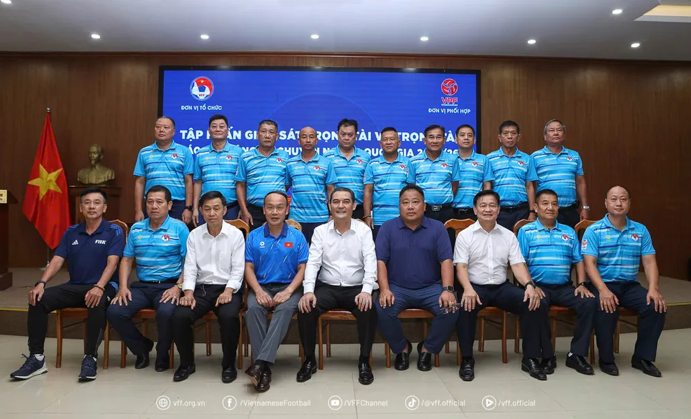 Lãnh đạo VFF, VPF chụp hình lưu niệm cùng các giám sát tham dự lớp tập huấn.