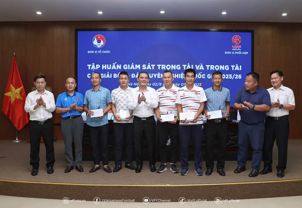 VFF, Ban trọng tài và Công ty VPF cảm ơn đóng góp của các trọng tài hết tuổi làm nhiệm vụ theo quy định của FIFA. VFF-WM-9.jpg