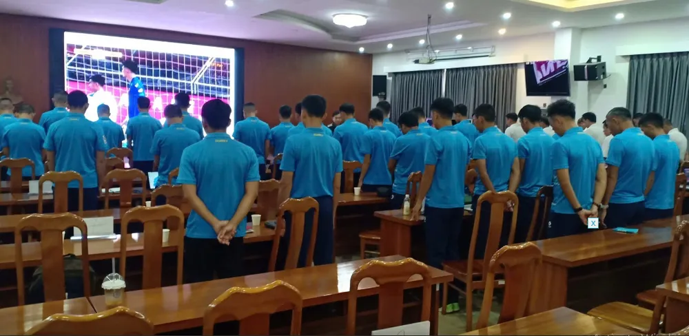 Sáng 5-8, đúng thời điểm khâm liệm trọng tài Trần Đình Thịnh ở Đồng Nai, lớp tập huấn giám sát - trọng tài ở Hà Nội đã dành 1 phút mặc niệm tưởng nhớ Còi bạc Việt Nam 2024-2025. Screenshot (295).png