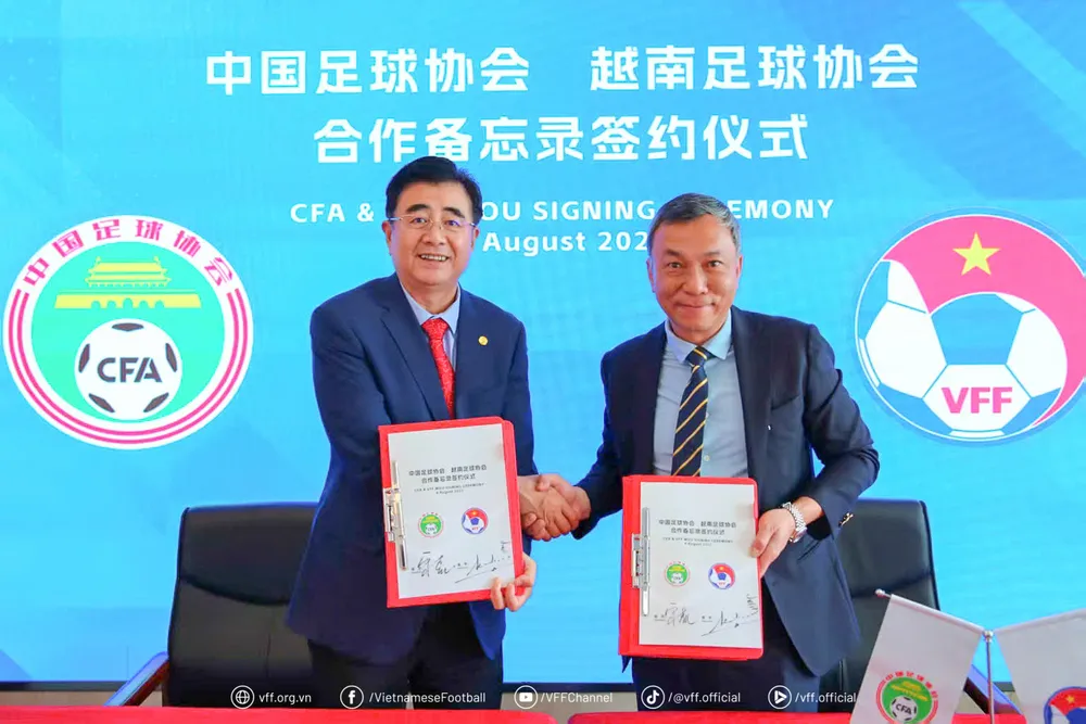 Chủ tịch CFA Song Kai (trái) và Chủ tịch VFF Trần Quốc Tuấn (phải) ký kết Biên bản ghi nhớ hợp tác giữa CFA và VFF.