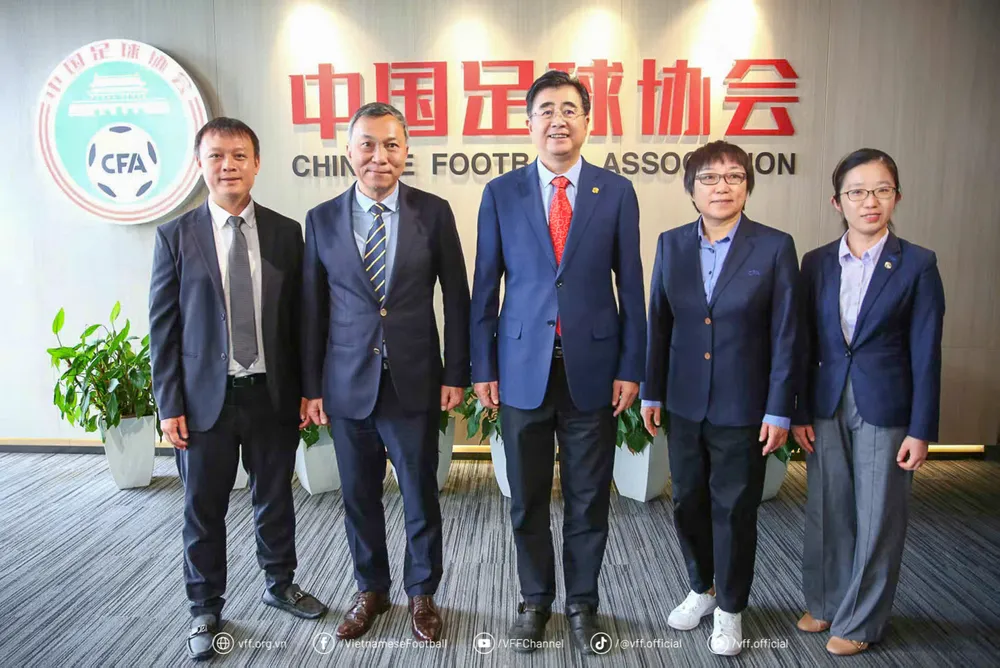 Chủ tịch VFF Trần Quốc Tuấn, Trưởng phòng ĐTQG Đoàn Anh Tuấn chụp ảnh lưu niệm cùng với Chủ tịch CFA Song Kai và lãnh đạo các phòng chức năng của CFA. VFF-WM-17-2.jpg
