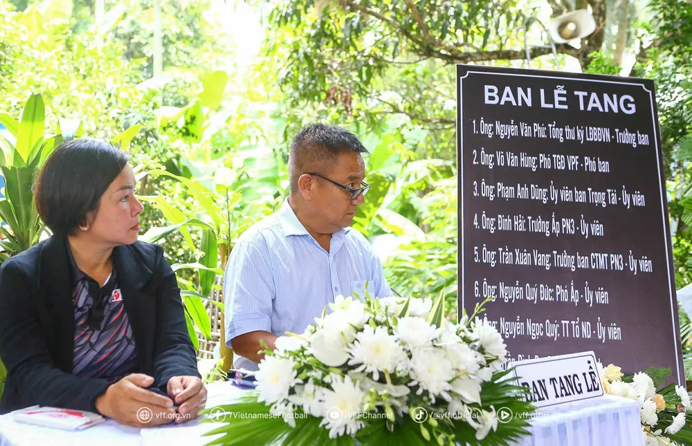 Đại diện Ban trọng tài VFF và công ty VPF trực ở ban tang lễ z6875699390607_089d31a5f8ac9f271a2cffb614ccce6c.jpg