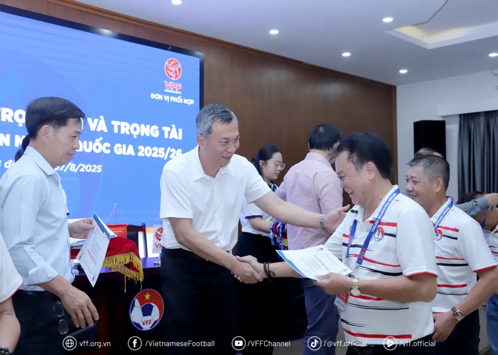 Lãnh đạo LĐBĐVN, Công ty VPF và Ban trọng tài trao chứng nhận hoàn thành tập huấn cho các giám sát, trọng tài. IMG_8371.jpg