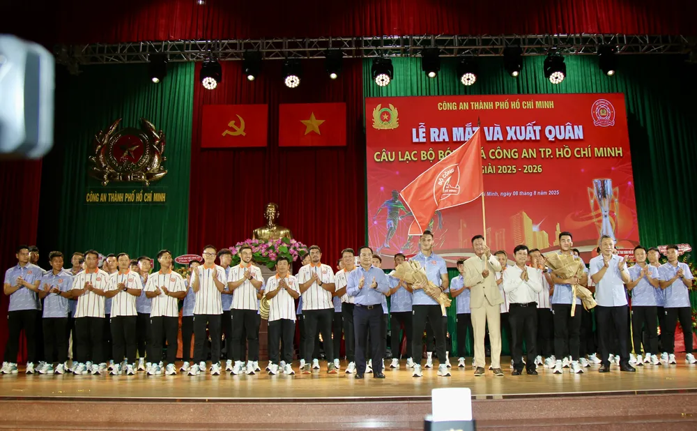 Tập thể CLB Công an TPHCM phất cao ngọn cờ xuất quân, quyết lập thành tích tốt trong mùa giải mới. Ảnh: DŨNG PHƯƠNG