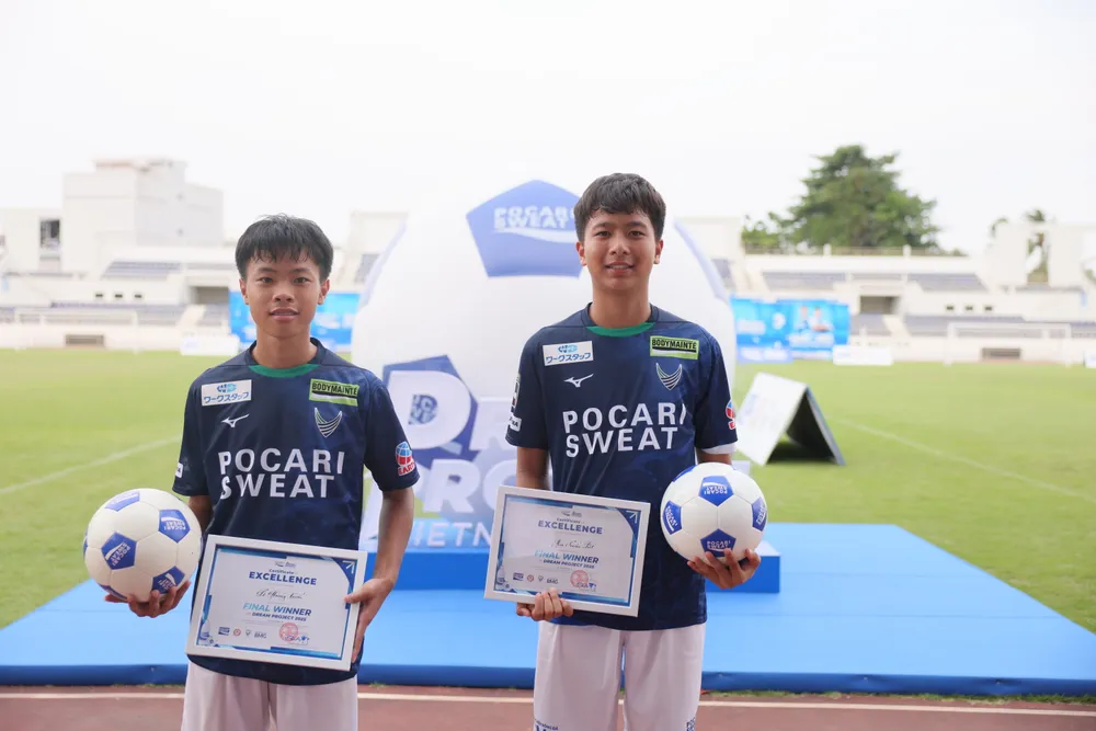 Hai cầu thủ xuất sắc nhất của Dự án "Giấc mơ bóng đá Nhật Bản" mùa đầu tiên, Tuấn Kiệt và Hoàng Tuấn.