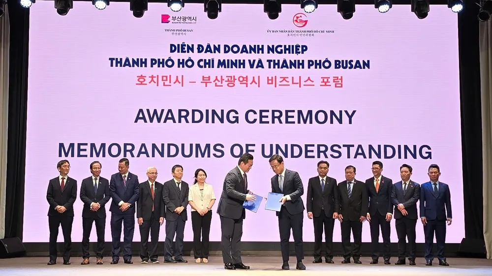 Dưới sự chứng kiến của ông Nguyễn Lộc Hà, Phó Chủ tịch UBND TPHCM, Tập đoàn Becamex ký kết các Biên bản ghi nhớ hợp tác với các tập đoàn lớn của Hàn Quốc