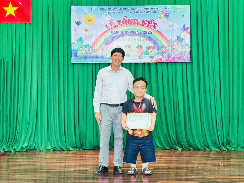 khen thuong em thong.jpg