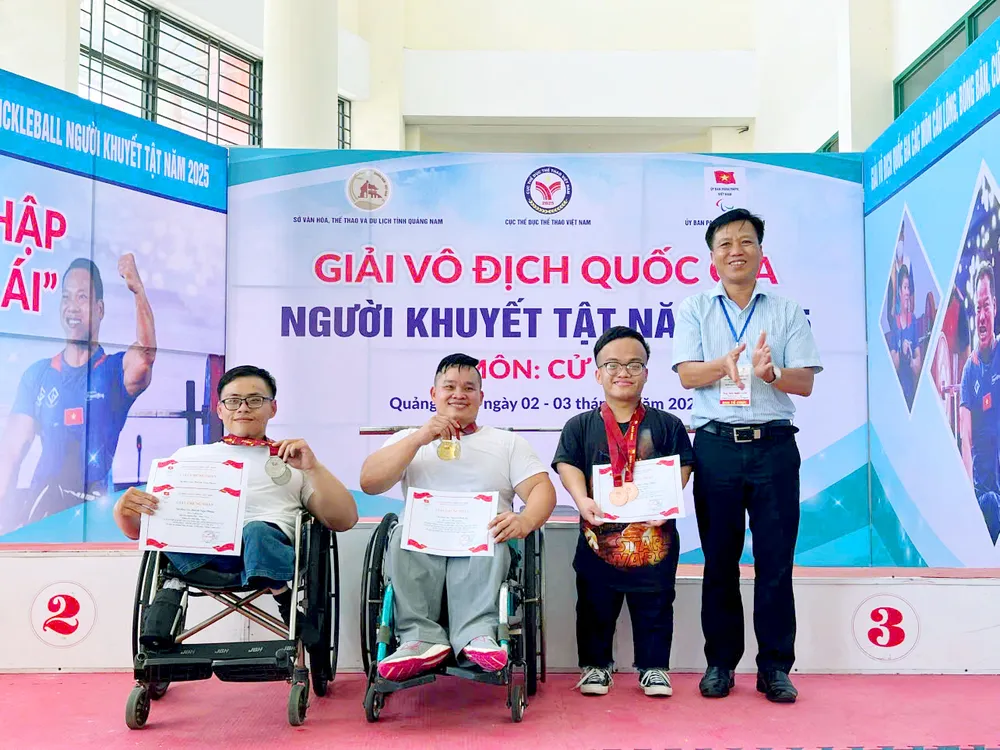 Lương Hoàng Thông (thứ 2 từ phải qua) nhận Huy chương đồng tại giải vô địch quốc gia môn Cử tạ người khuyết tật năm 2025.