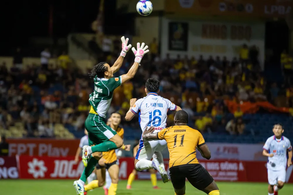 Thủ môn Bùi Tiến Dũng nhiều phen cứu thua cho Đà Nẵng trong chuyến làm khách trên sân Thanh Hóa. 