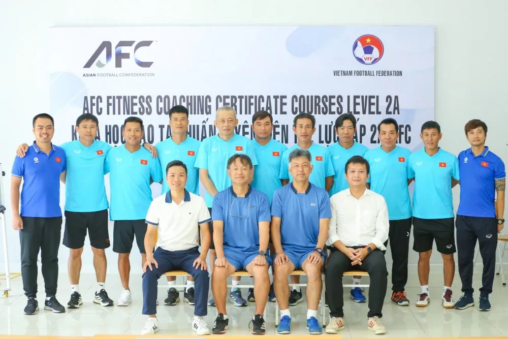 Ban tổ chức chụp ảnh lưu niệm cùng các học viên tham dự khóa học cấp độ 2.