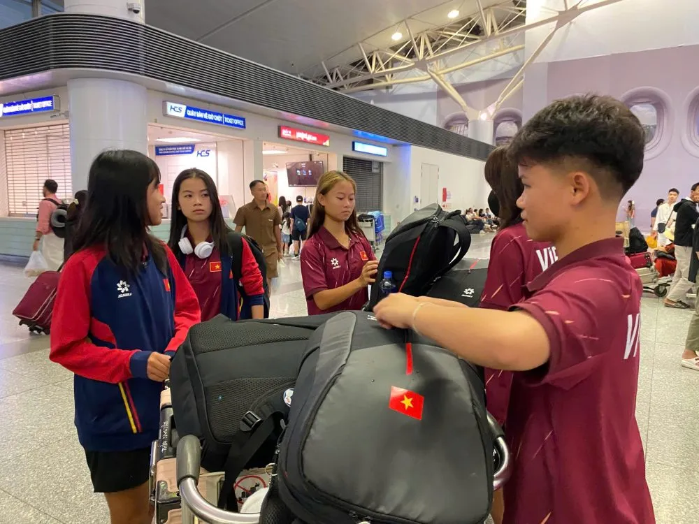 Các cầu thủ trẻ nữ Việt Nam khi đến sân bay Jakarta