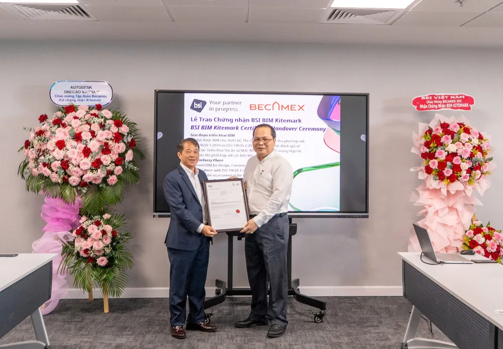 Ông Nguyễn Lê Thi - Trưởng bộ phận Môi trường xây dựng BSI Việt Nam trao trao chứng nhận BSI Kitemark theo tiêu chuẩn ISO 19650 cho ông Nguyễn Việt Đức (áo trắng) – Giám đốc Trung tâm phát triển B.I.M tập đoàn Becamex.