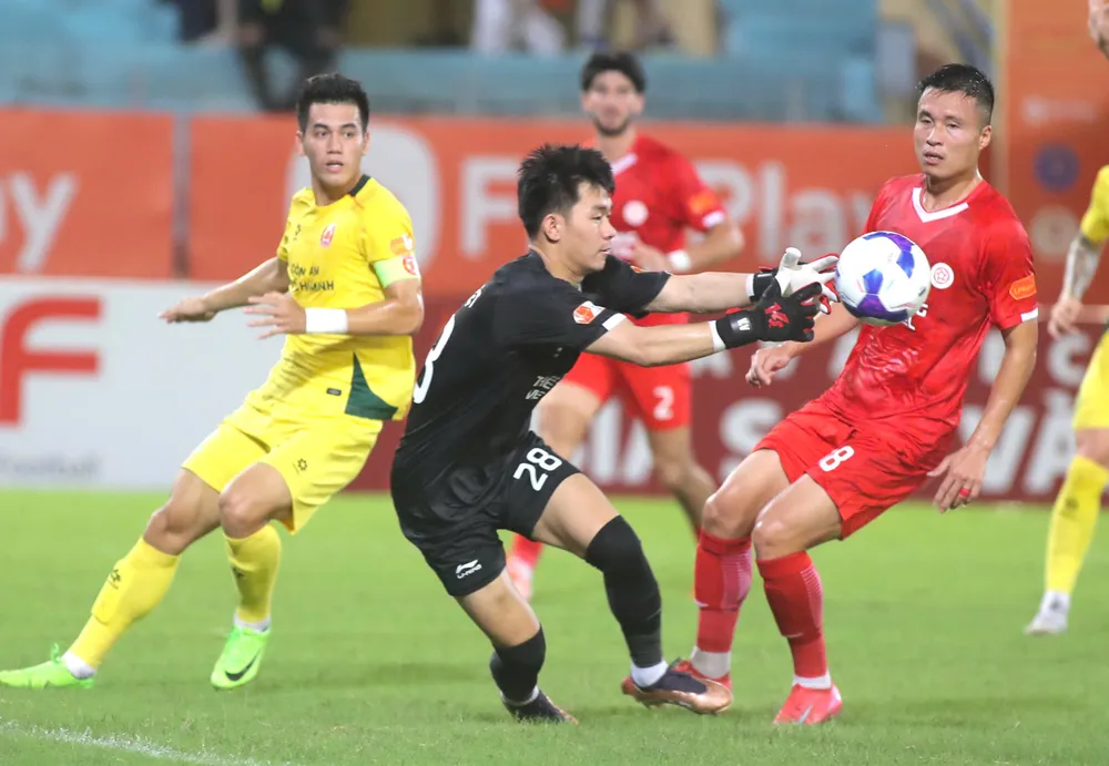 Sự chắc chắn của hàng phòng ngự do Bùi Tiến Dũng chỉ huy đã góp phần làm Tiến Linh như "mất tích" ở trận đấu này.