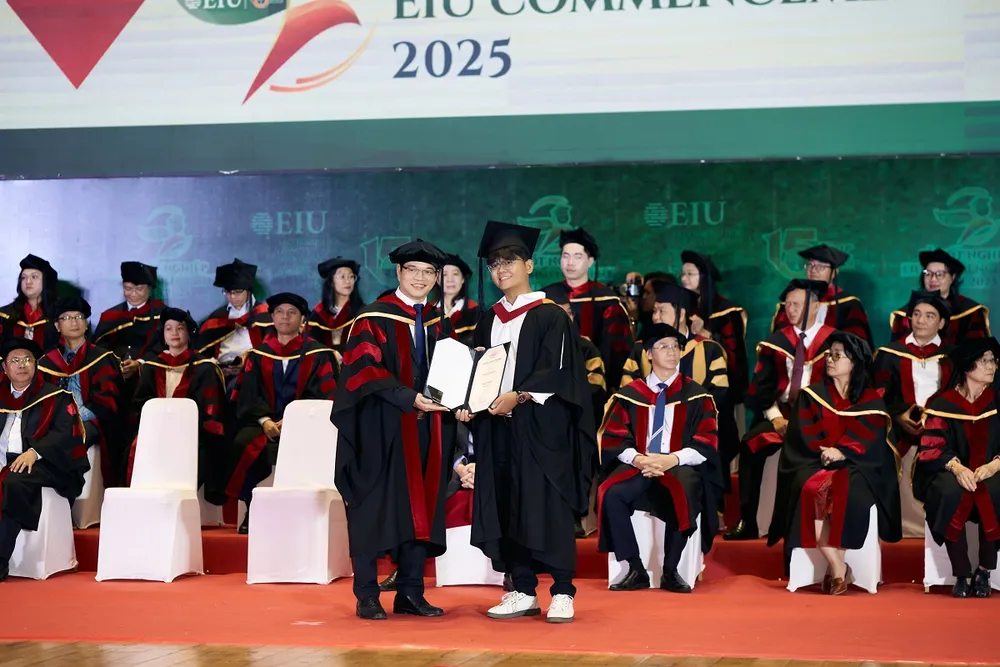 TS Ngô Minh Đức - Hiệu trưởng EIU trao bằng tốt nghiệp cho tân cử nhân