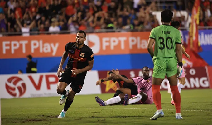 Ninh Bình giành chiến thắng áp đảo trong cuộc tiếp đón Thanh Hóa ở vòng 2. Ảnh: ĐỨC CƯỜNG