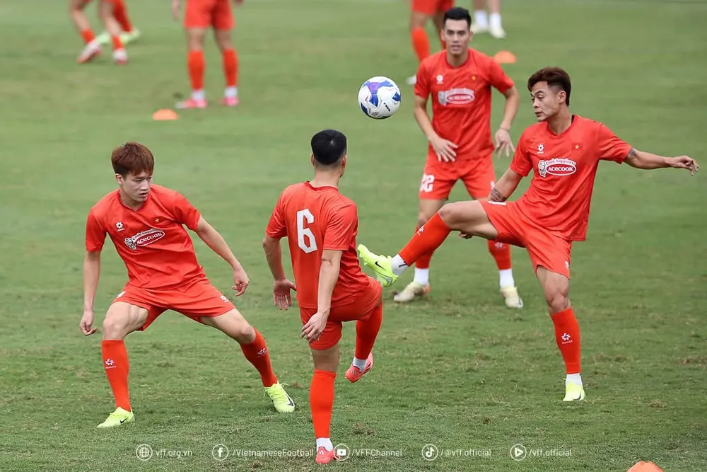 Đội tuyển Việt Nam đang tập trung song song đội U23 Việt Nam, nhưng đợt nãy 2 không thi đấu giao hữu quốc tế.