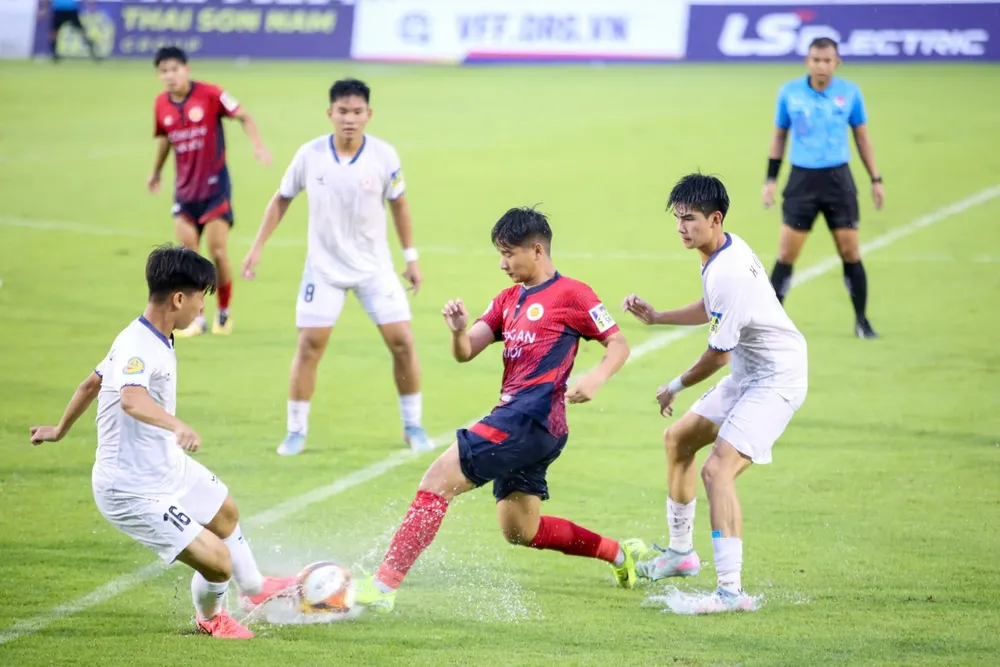CLB TPHCM đánh rơi chiến thắng trước CAHN