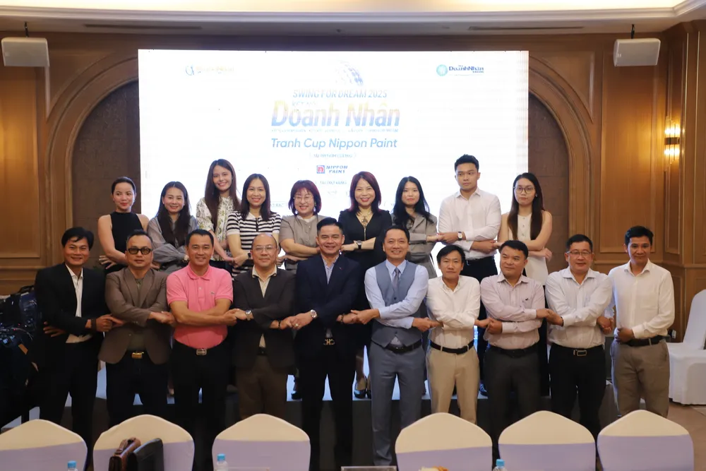 Đại diện Ban tổ chức, đơn vị tài trợ chụp ảnh lưu niệm tại buổi lễ.