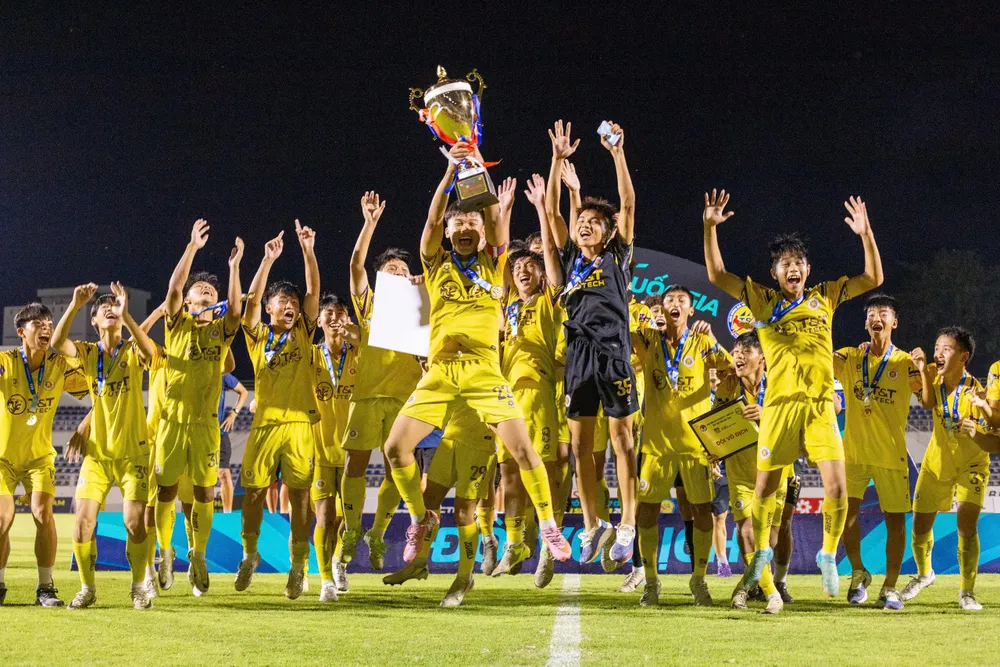 Niềm vui của các cầu thủ Hà Nội khi bảo vệ thành công ngôi vô địch.