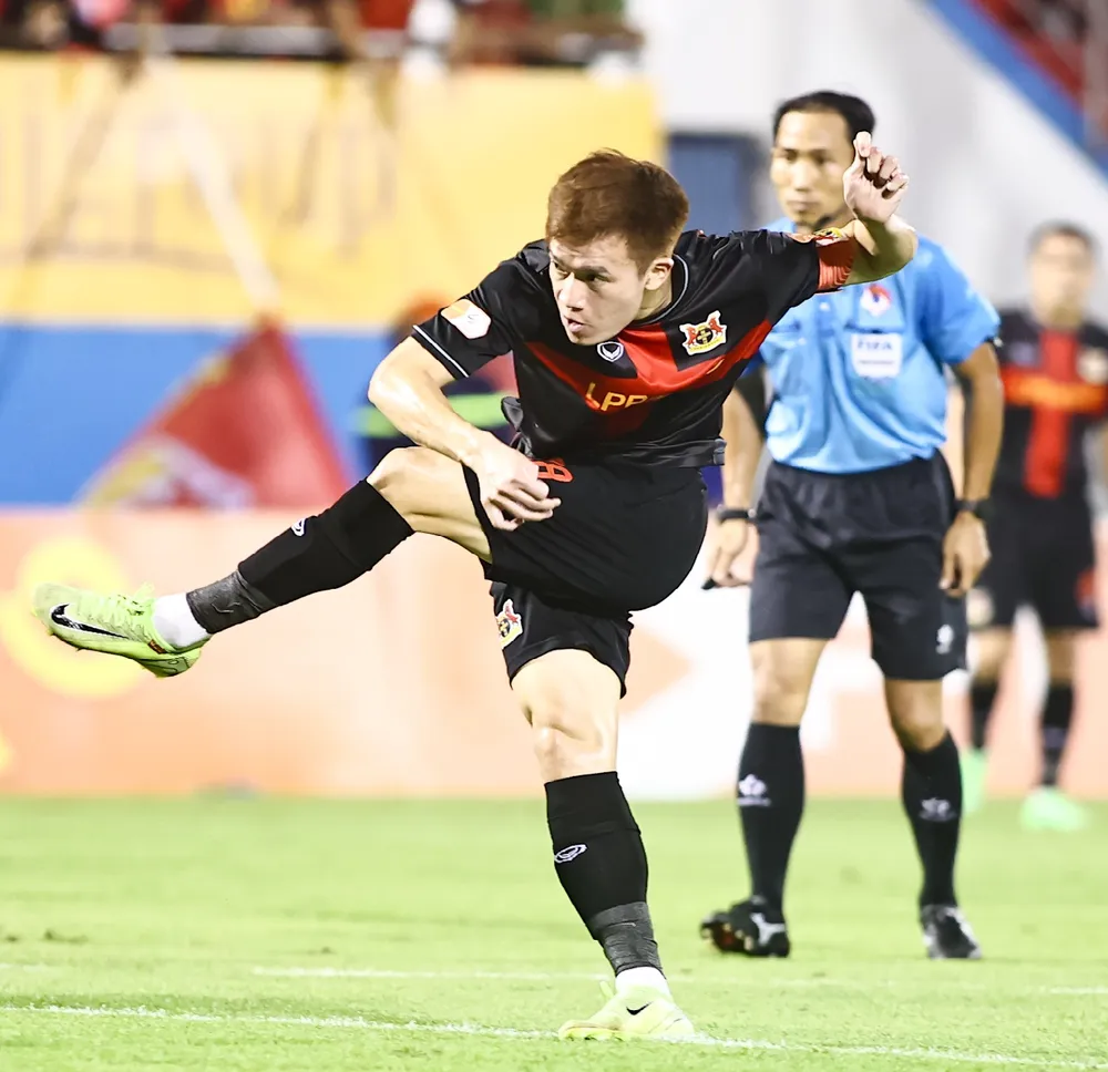 Hoàng Đức lập công ở bàn mở tỷ số cho Ninh Bình. Ảnh: NBFC