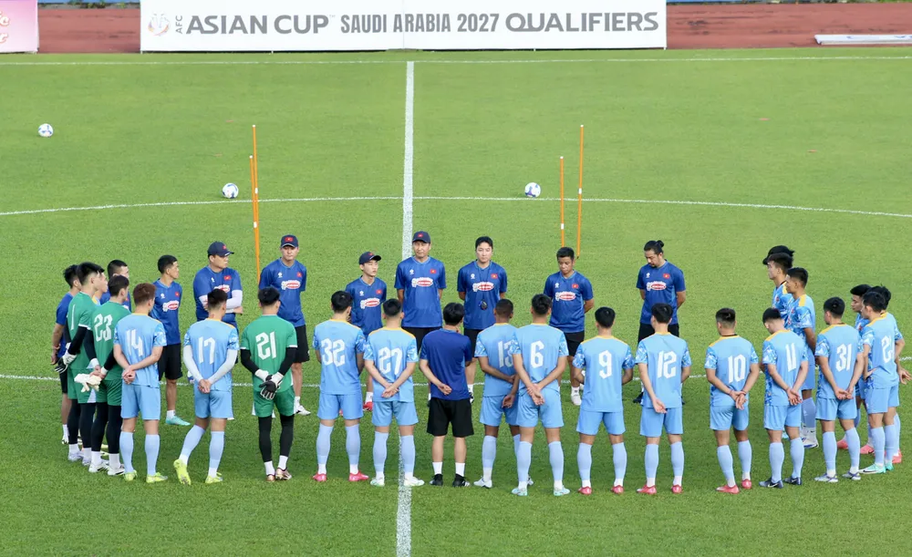 HLV Kim Sang-sik cùng đội tuyển Việt Nam trên sân tập ngày 5-10. Ảnh: DŨNG PHƯƠNG