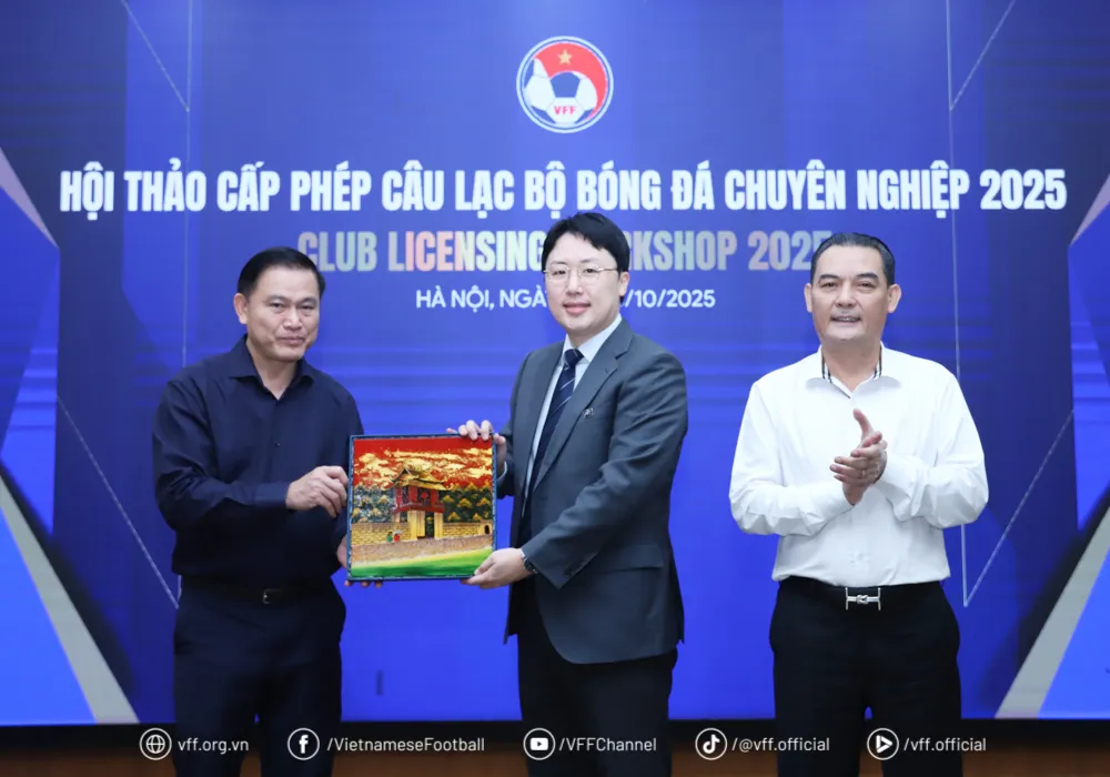 Phó chủ tịch VFF, ông Trần Anh Tú trao quà lưu niệm đến ông Doojin Sa