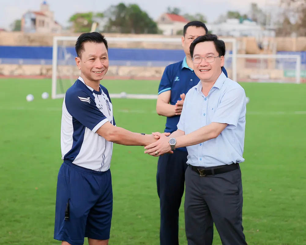 Ông Hoàng Văn Phúc – Phó Giám đốc Sở VH-TT-DL tỉnh Nghệ An động viên toàn đội SLNA và tân HLV trưởng Văn Sỹ Sơn. Ảnh: XUÂN THỦY