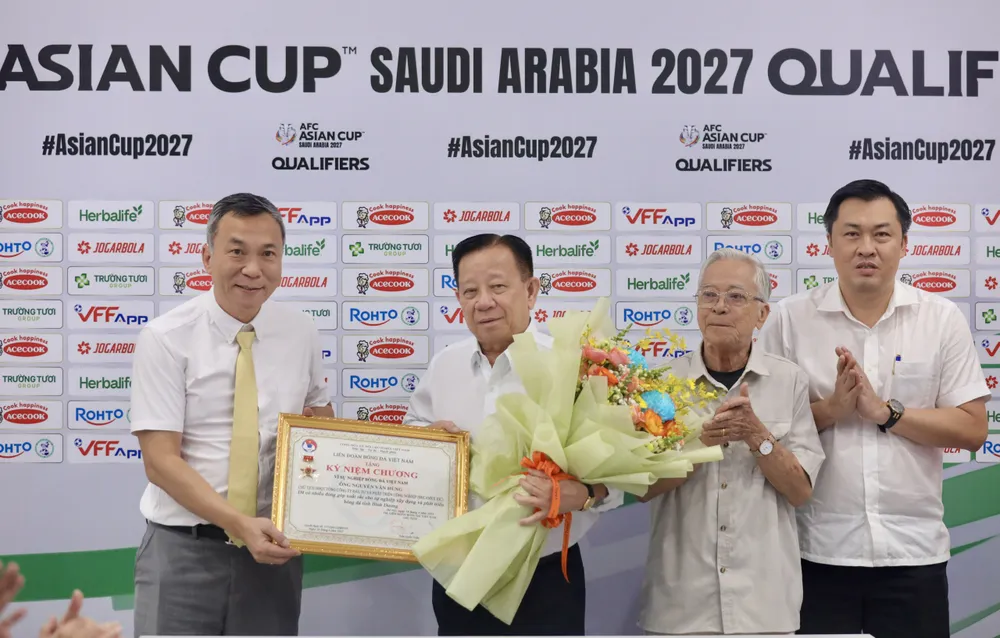 Ông Trần Quốc Tuấn trao kỷ niệm chương đến ông Nguyễn Văn Hùng - Chủ tịch Tập đoàn Becamex cùng các ông Vũ Đức Thành và Cao Văn Chóng. Ảnh: DŨNG PHƯƠNG