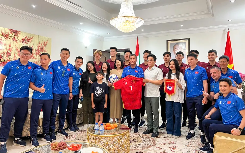 HLV Đinh Hồng Vinh thay mặt toàn đội trao tặng áo đội tuyển có chữ ký các thành viên đến Đại sứ Nguyễn Thanh Diệp.